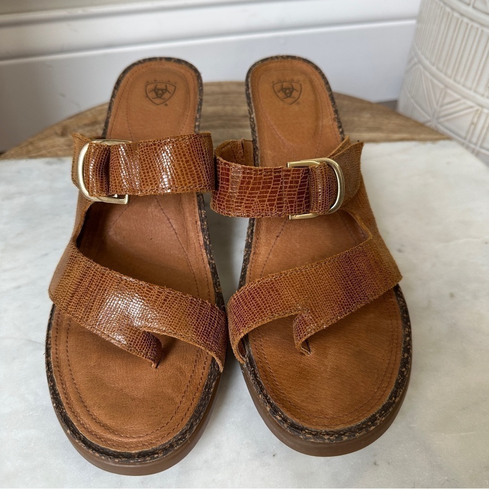 Ariat Brown Croc Embossed Leather Toe
Post Ring Molded Cork Low Wedge
Sandals 8